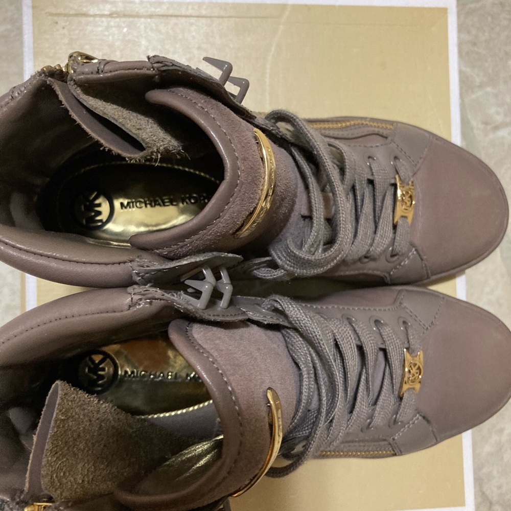 Shoes - Picture 4 of 10